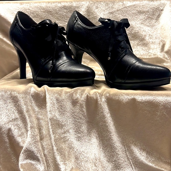 TAHARI Grace Booties - Picture 3 of 9